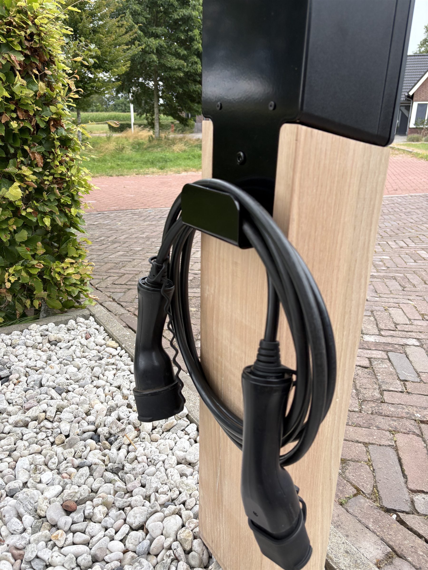 Detail van de geïntegreerde kabel- en stekkerhaak