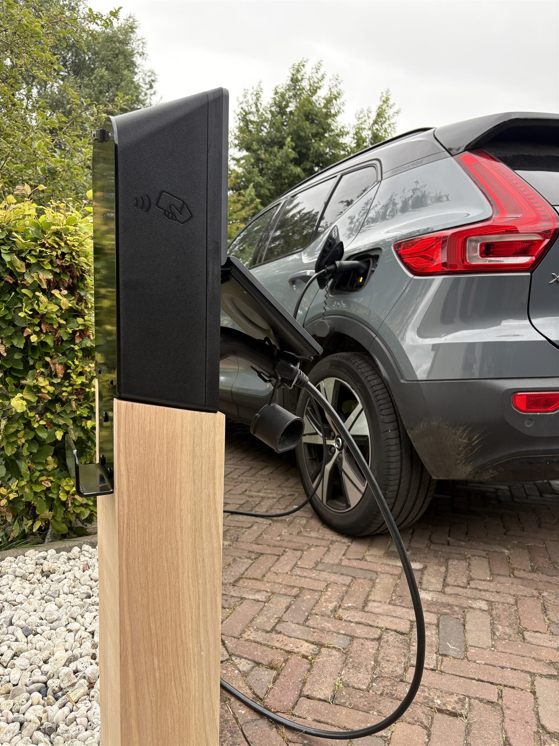 Houten laadpaal tijdens het opladen van een elektrische auto