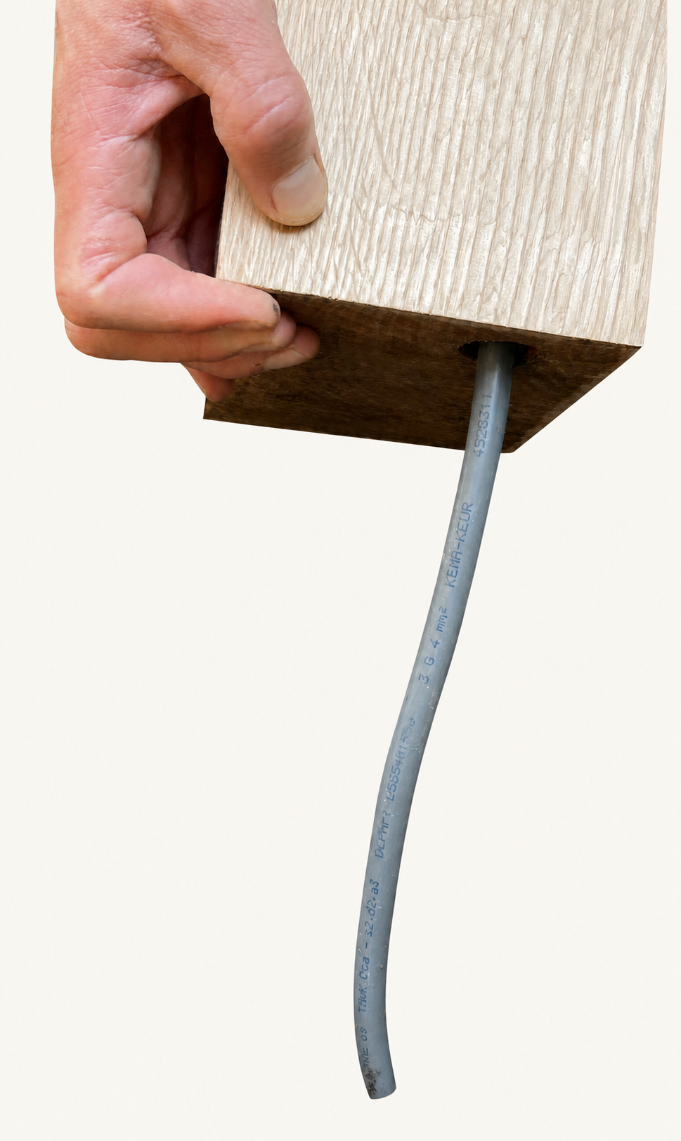 Vrijstaande hand met de voedingskabel in de massief eiken laadpaal